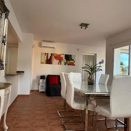 Pareada Con Piscina Privada Villa