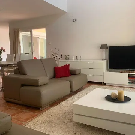 Pareada Con Piscina Privada Villa